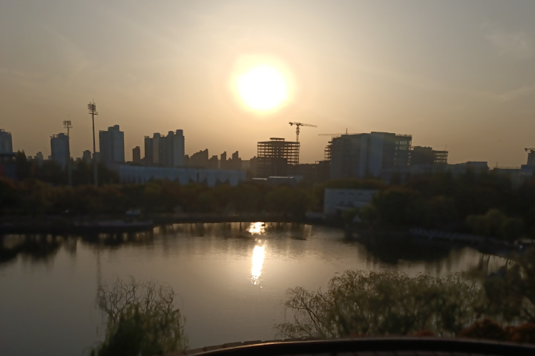 太阳及其在水中的倒影